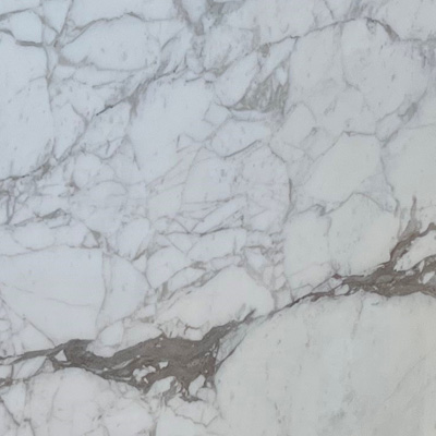 Parete d'arredo in Marmo Calacatta Vagli Oro in rinomato Showroom d'interni a Milano